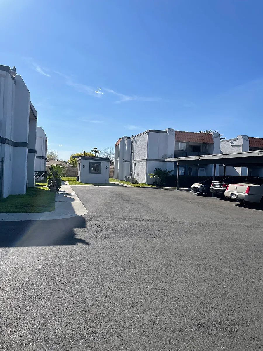 Building Photo - 2100 W Devonshire Ave #18