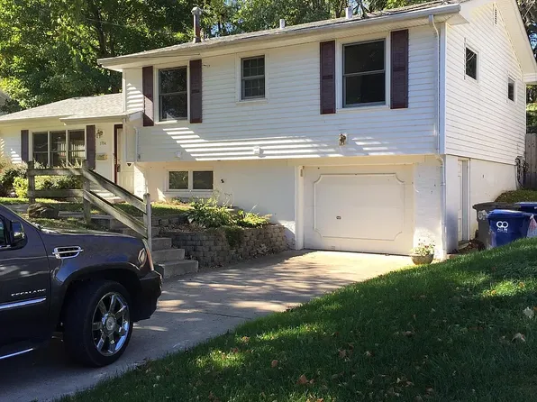 1704 Monterey Ct, Bettendorf, IA 52722