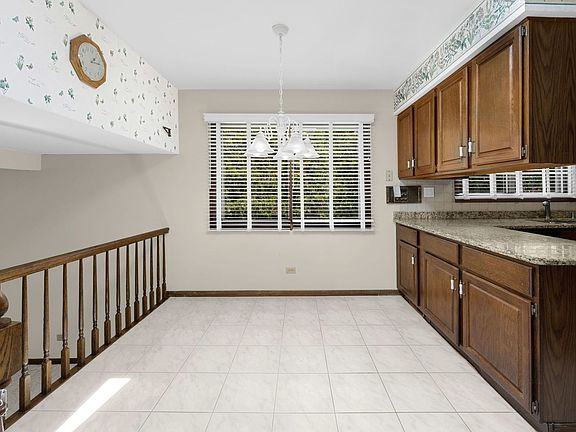 5th image of 1053 S Vail Ave