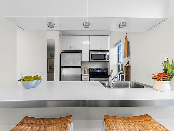 5th image of 300 Crockett St APT 304