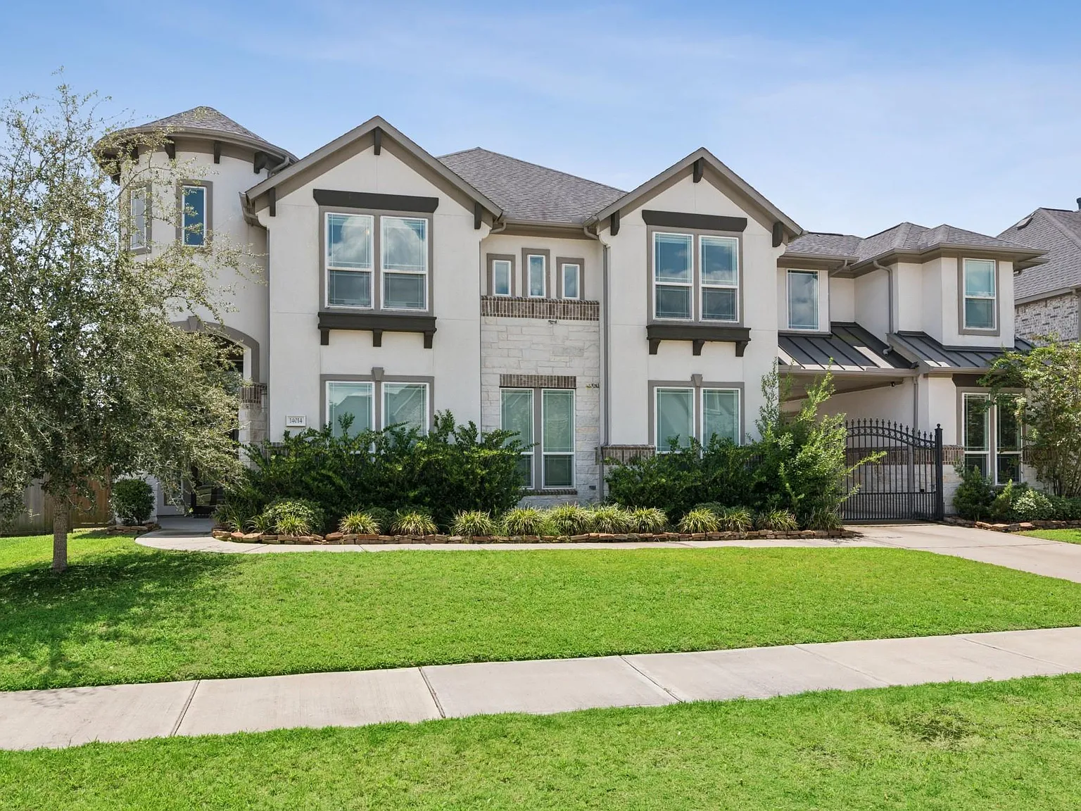 5 bed, 4.5 bath, 4454 sqft, $5,500 — Photo 2