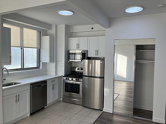 3rd image of 556 3rd Ave APT 905