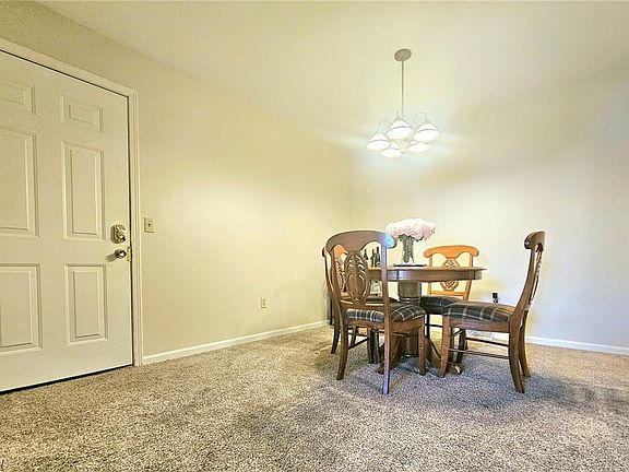 5th image of 403 Turnberry Ct NE