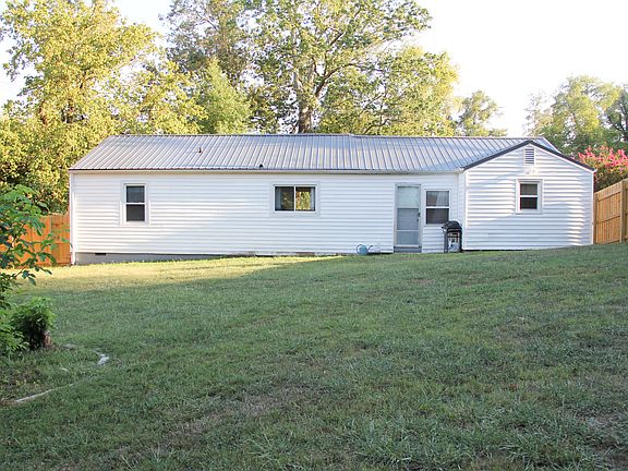 3rd image of 811 Edwards Dr
