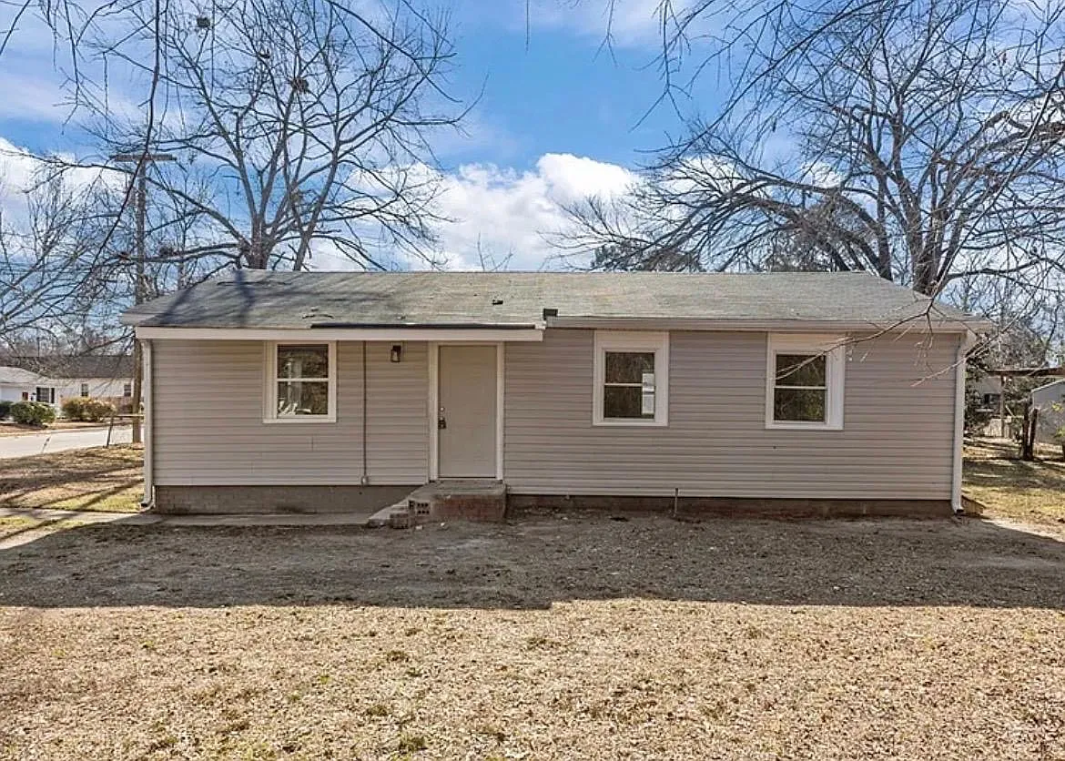 3 bed, 1005 sqft, $1,600 — Photo 1
