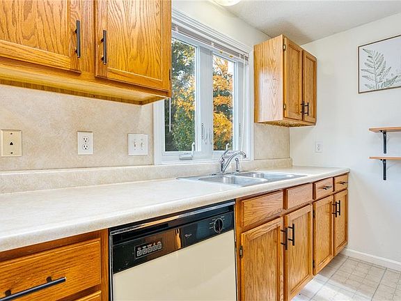 5th image of 18 Pepin St APT C3
