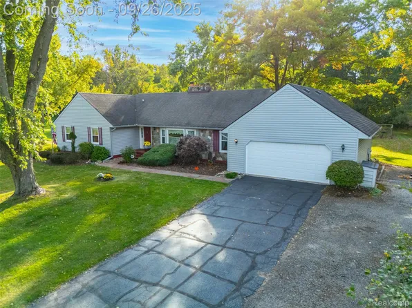 10143 Whipple Tree Ln, Clarkston, MI 48348