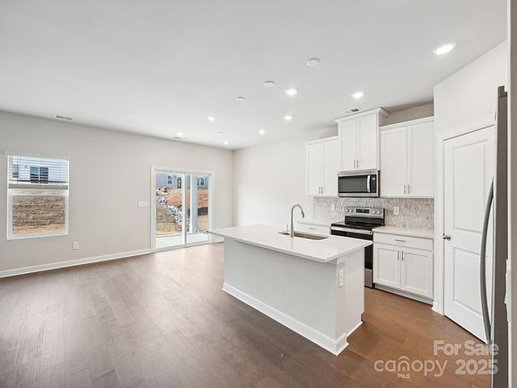 5th image of 1422 Windy Park Dr