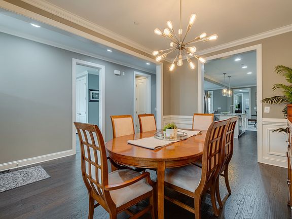 5th image of 521 Sydenham Dr