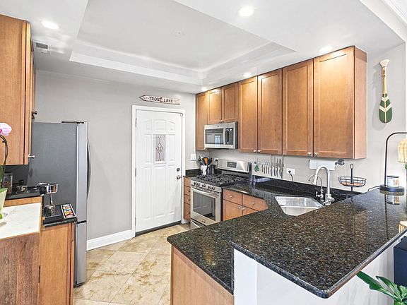 4th image of 4909 N Janssen Ave APT 2W