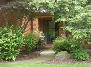 924 Hemlock Ln, Sagamore Hills, OH 44067