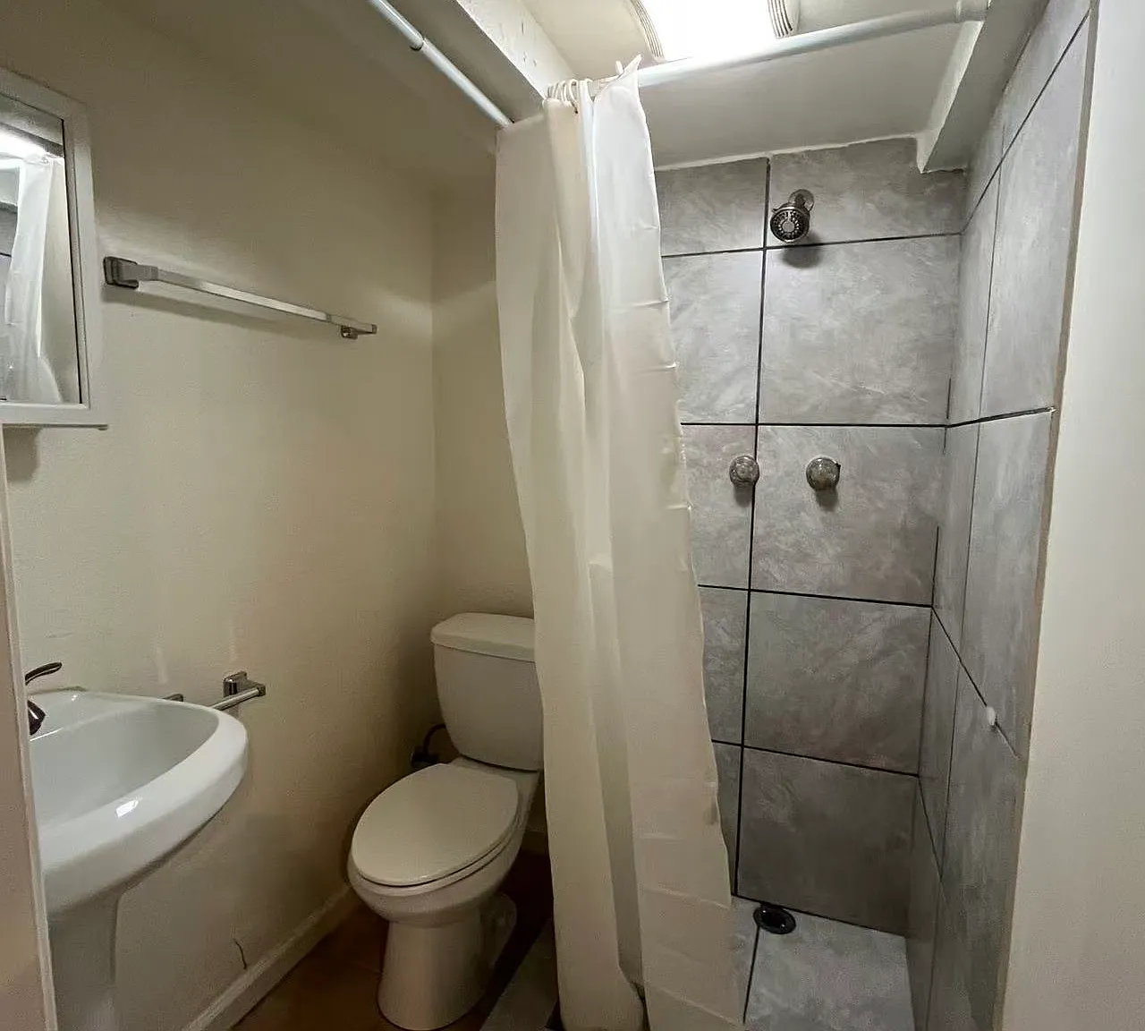 1 bed, 700 sqft, $1,800 — Photo 2