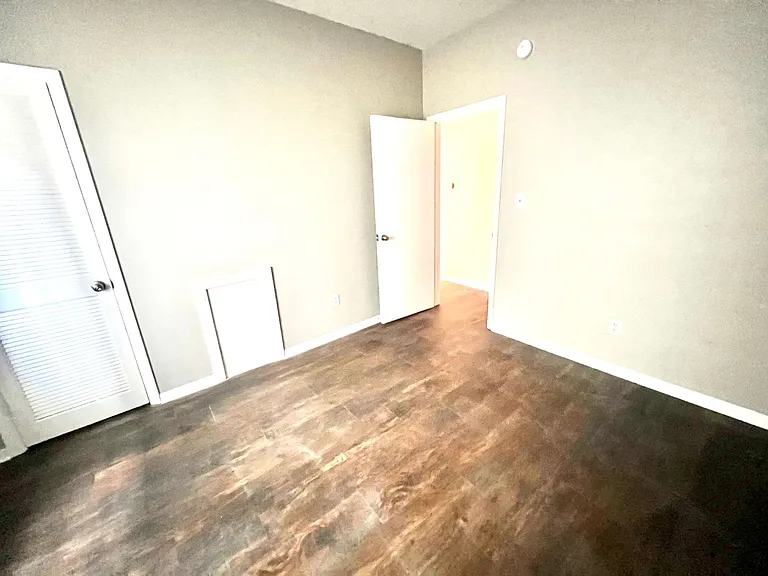 542 5th Avenue (Full Service) — Photo 11