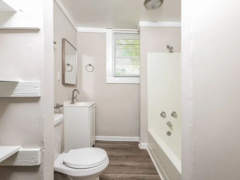 676021_029_main_bathroom_12886994.jpg