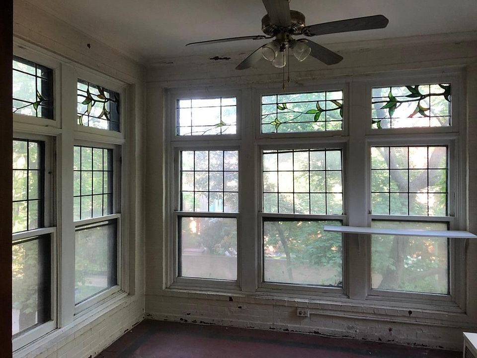 Sunroom with ceiling fan