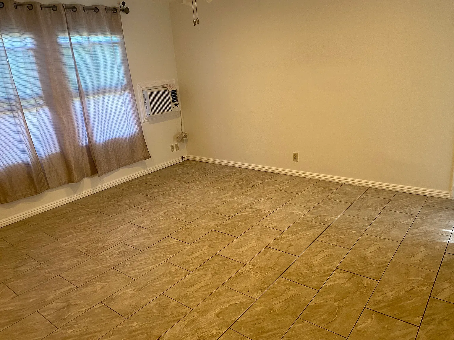 2 bed, 600 sqft, $2,499 — Photo 2