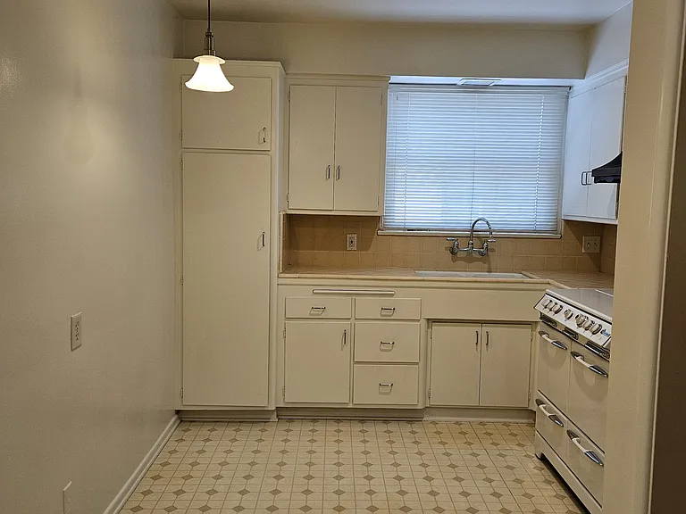 1124 N Louise St #F — Photo 10