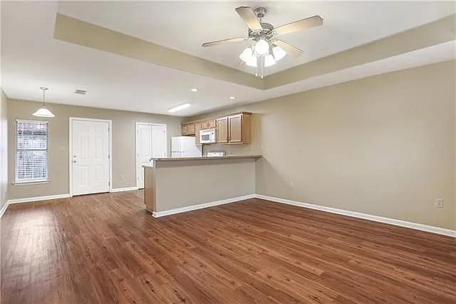 Building Photo - 45487 Pointe Dr #19