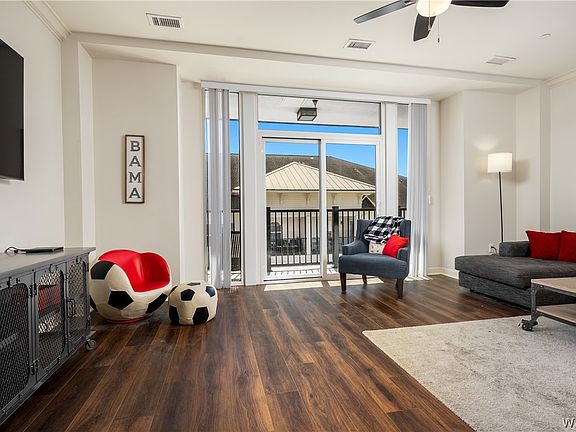 2nd image of 511 11th St Unit 306