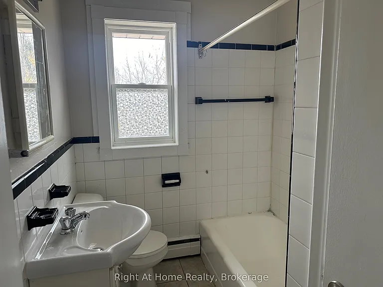 119 Rossland Rd E #4 — Photo 16