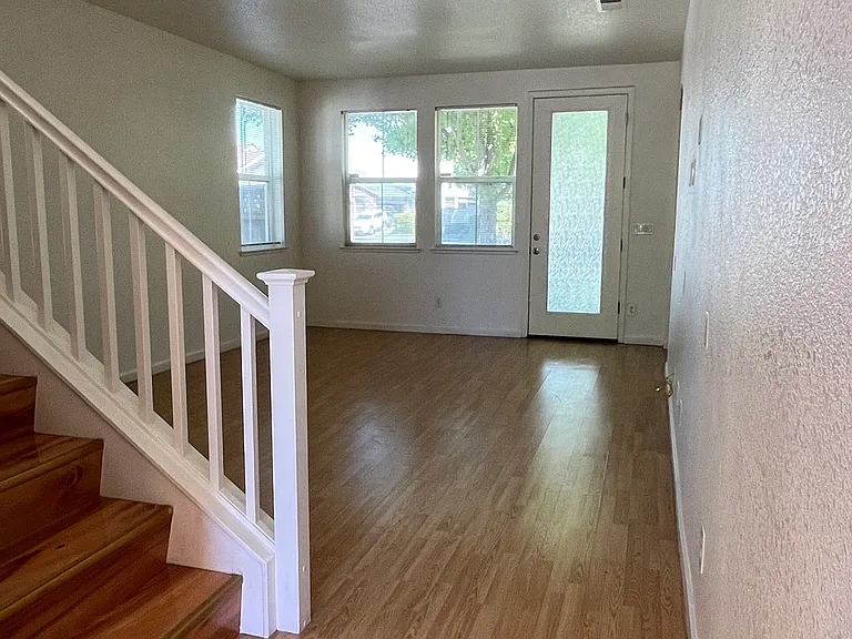 4550 Parkvale Ct — Photo 3
