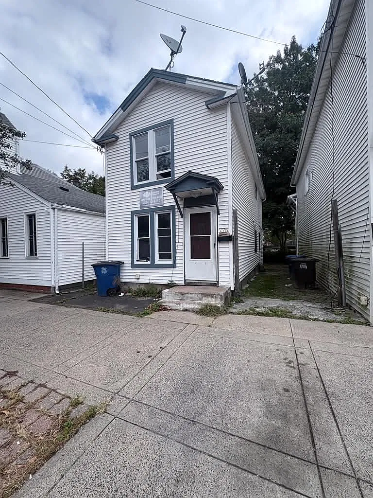 3 bed, 1.5 bath, $2,000 — Photo 1