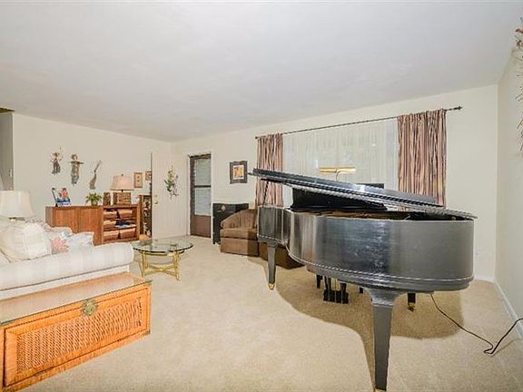 3rd image of 3865 Larchview Dr