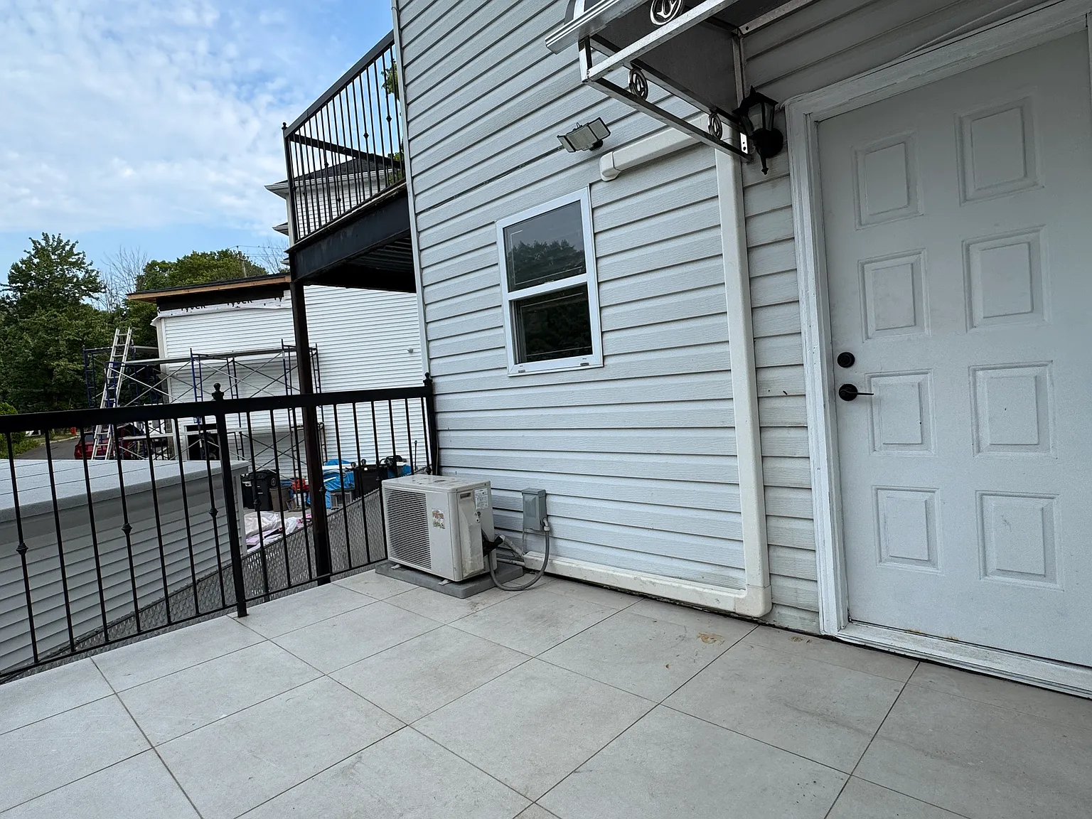 2 bed, 2200 sqft, $2,200 — Photo 1