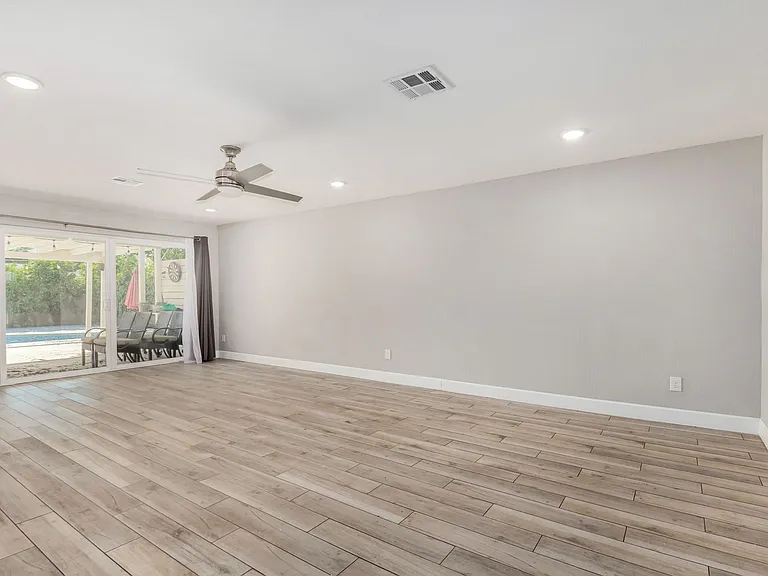 429 W Flower St — Photo 7