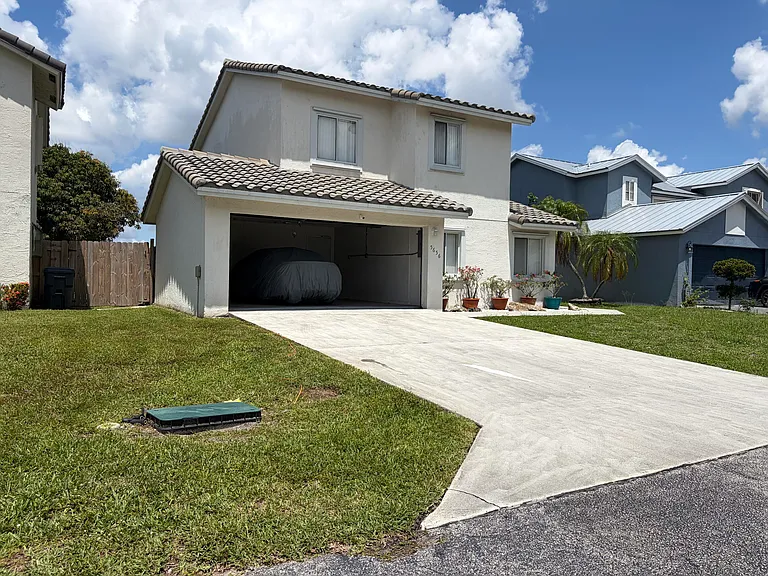 5656 Strawberry Lakes Cir — Photo 1