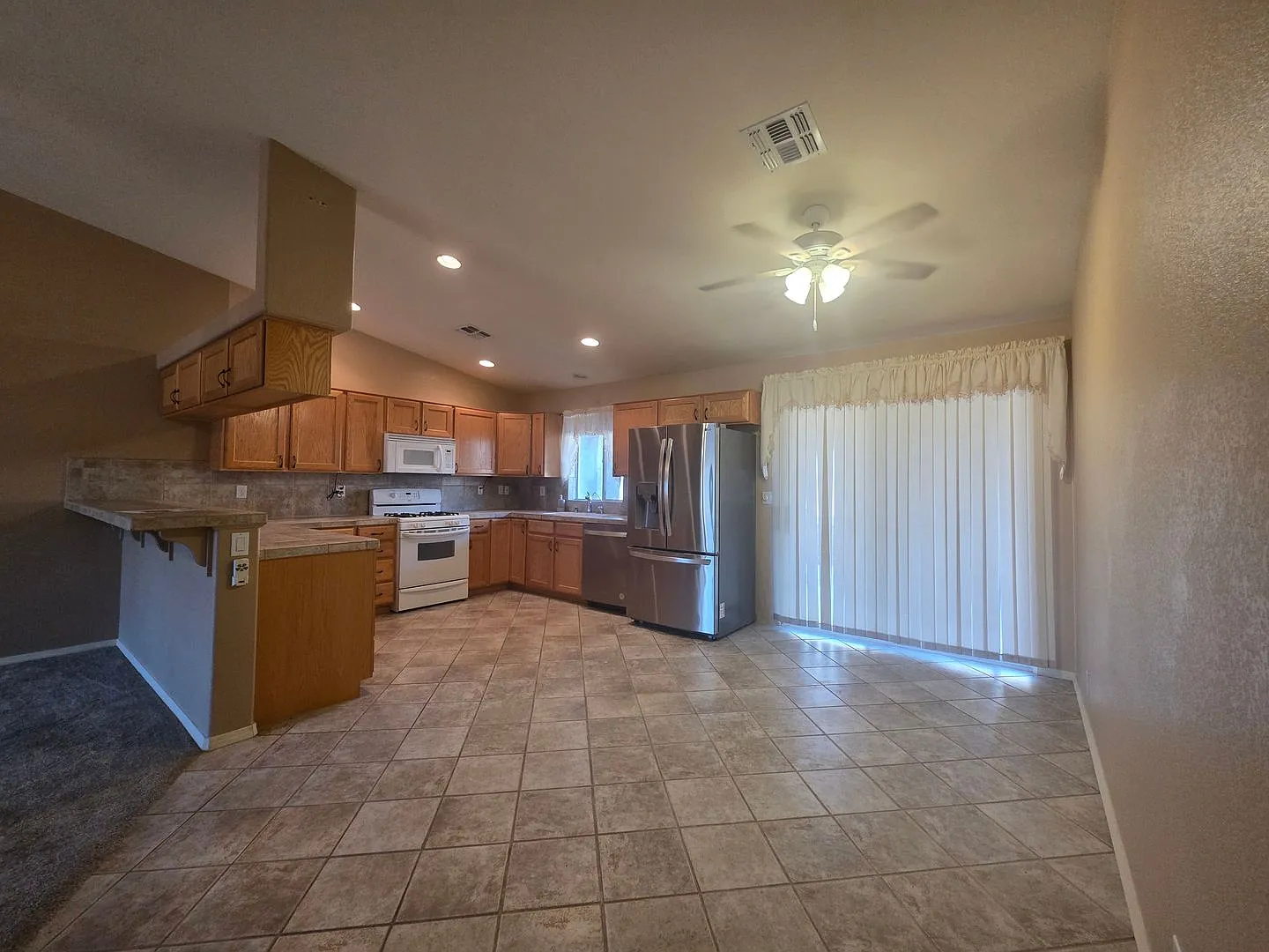 For Rent Beautiful 3-Bedroom Home with 3-Car Garage & RV Parking! — Photo 3