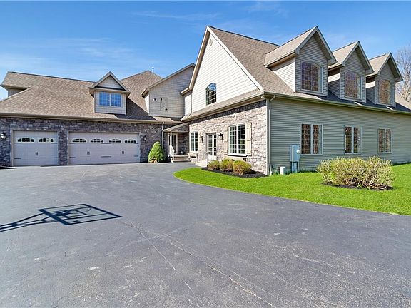 3rd image of 10 Robinhood Dr