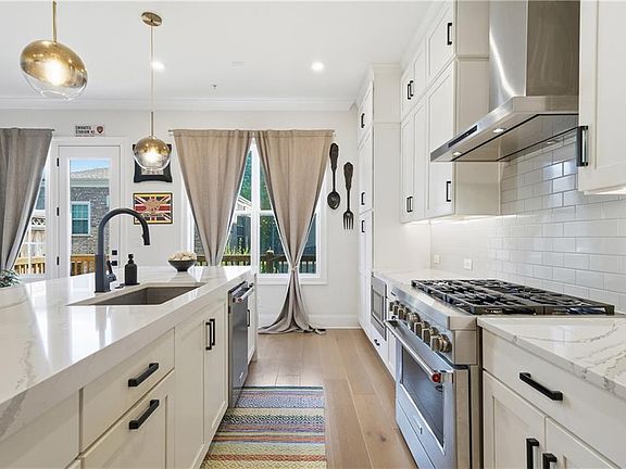 3rd image of 320 Concord St