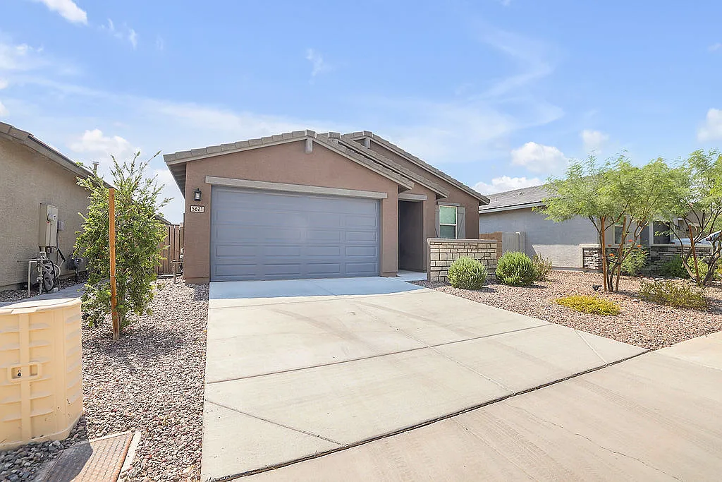 4 bed, 1810 sqft, $2,400 — Photo 2