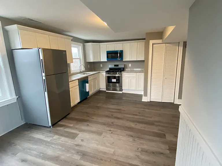 652 Manton Ave #2L — Photo 1