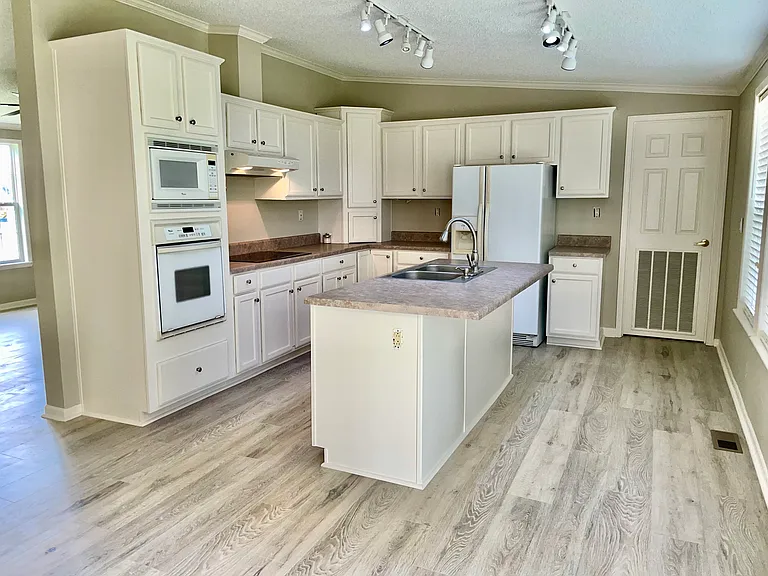 115 Lacy Ln — Photo 2