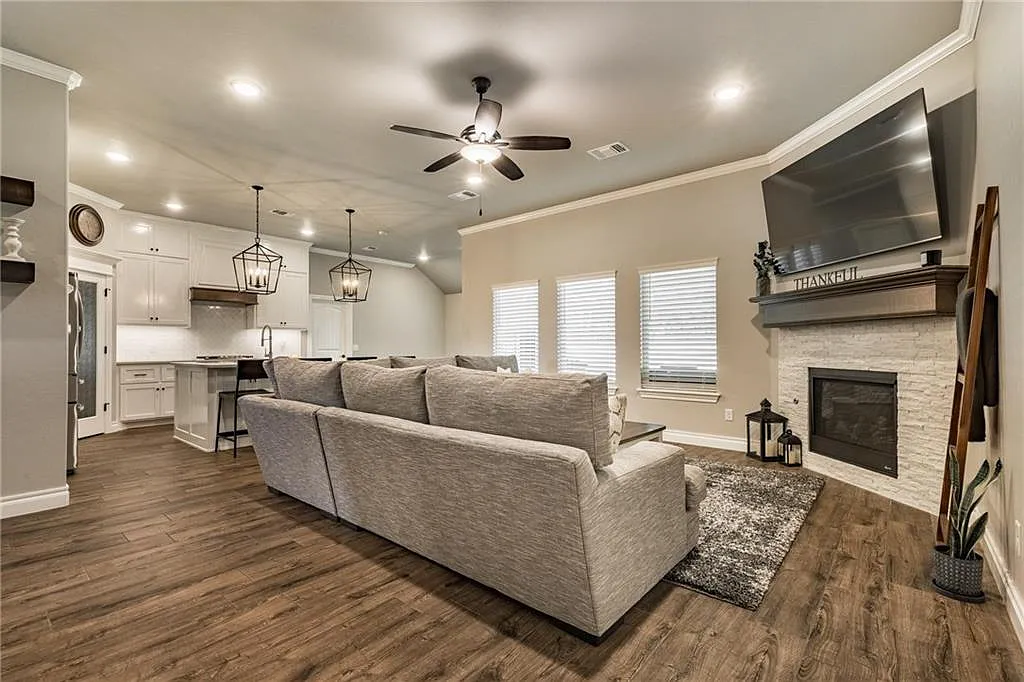 4 bed, 2.0 bath, 1846 sqft, $2,395 — Photo 3