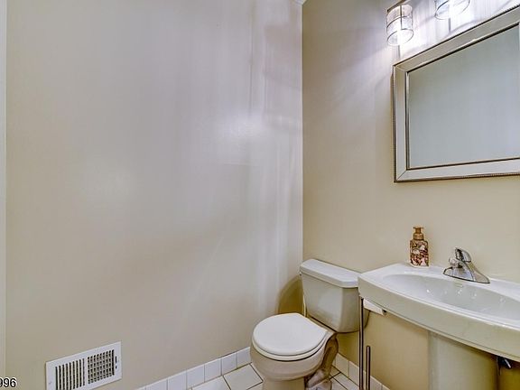 4th image of 118 Barclay Dr