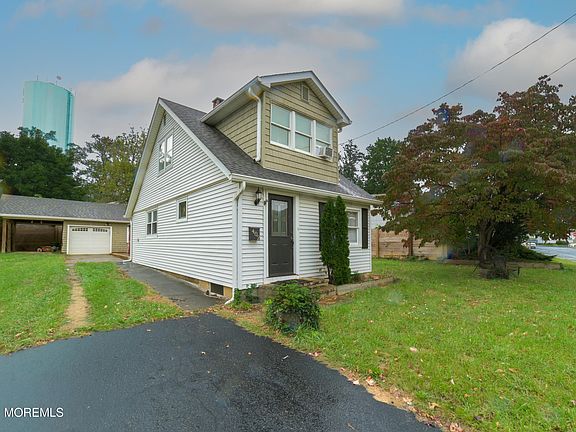 3rd image of 402 Fairfield Way