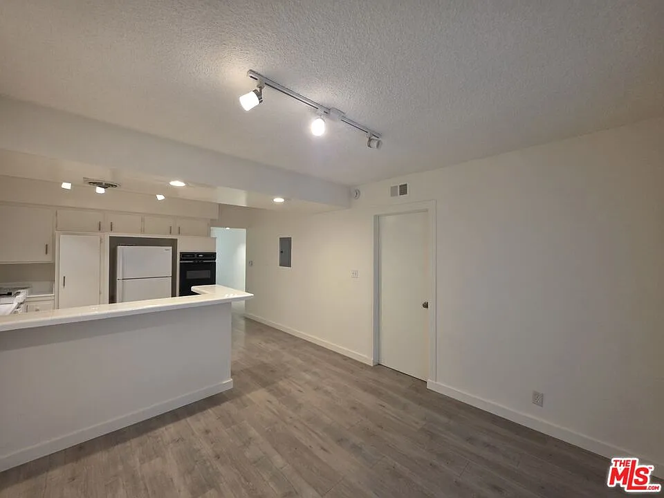 3 bed, 2.0 bath, 1260 sqft, $3,800 — Photo 3