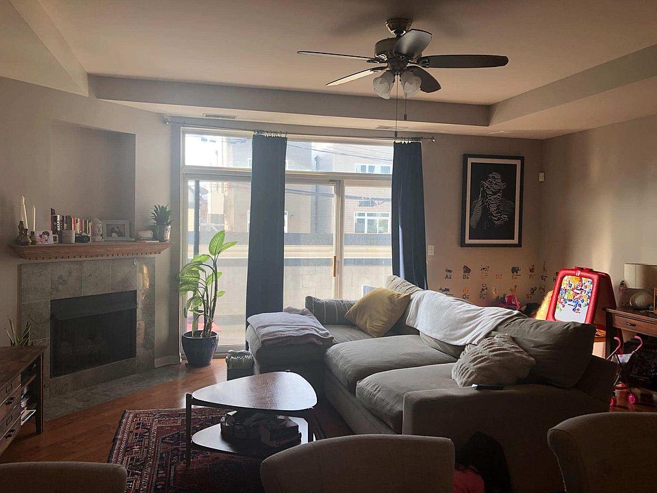 1st image of 2327 W Wolfram St APT 212E