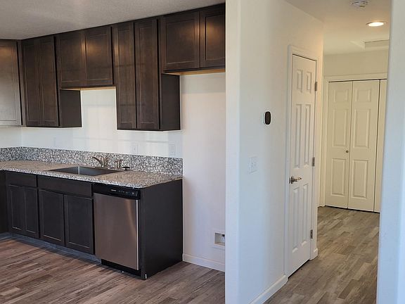 4th image of 300 N Soderquist Rd
