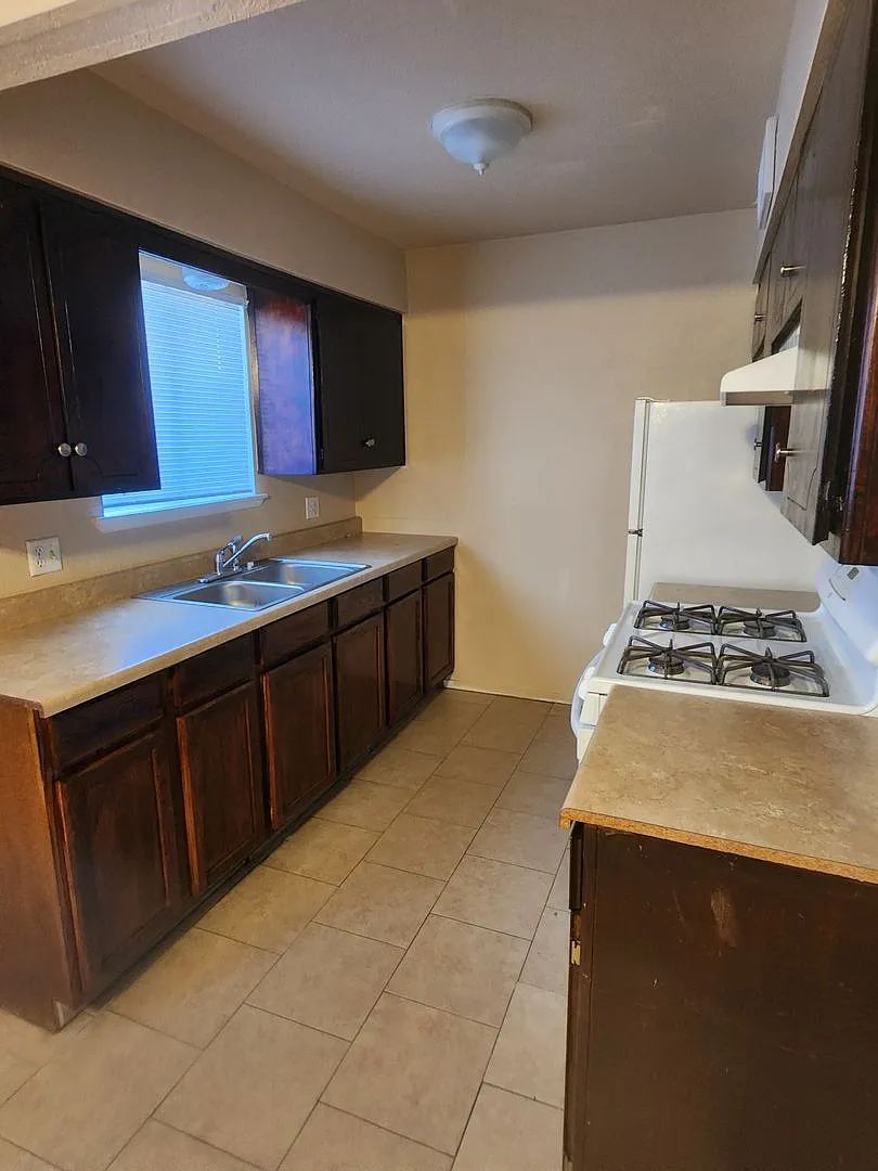 1091 N. Bates Ave — Photo 4