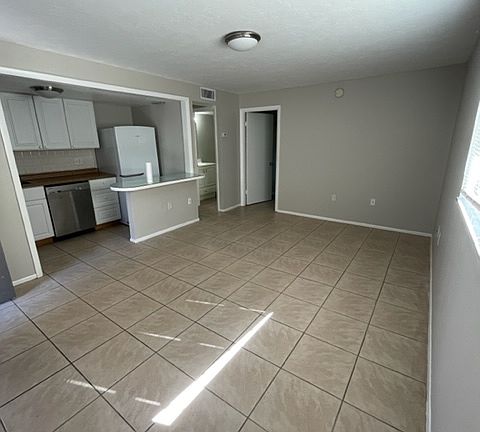 4th image of 2411 8th St Unit 9