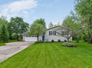 12912 N Bellwood Dr, Holland, MI 49424