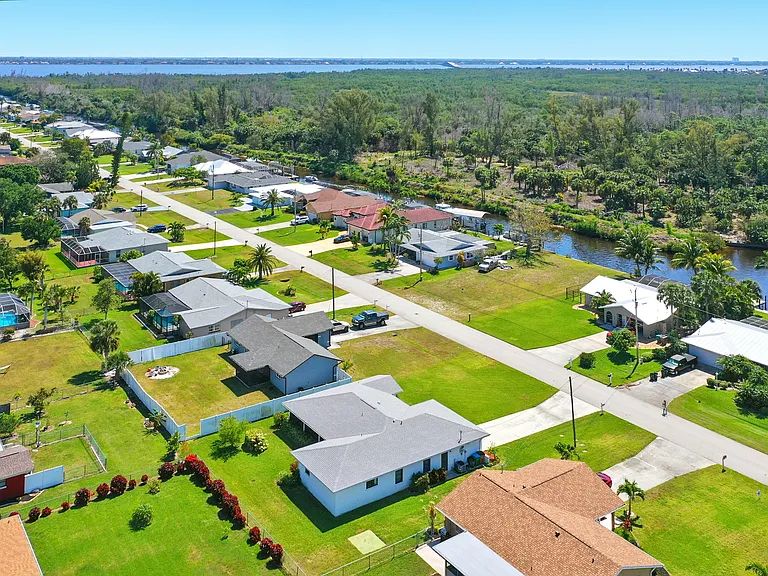 2039 Coral Point Dr — Photo 30