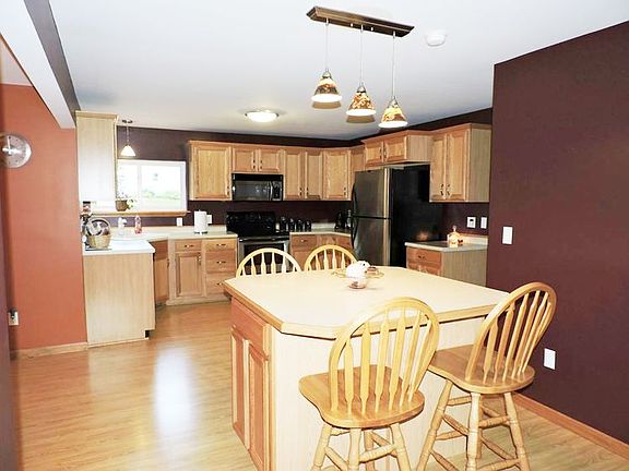 Kitchen island/bar eating area