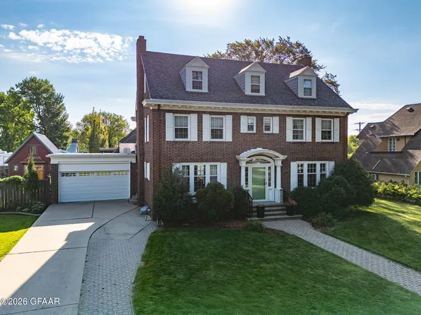 1125 Reeves Dr, Grand Forks, ND 58201