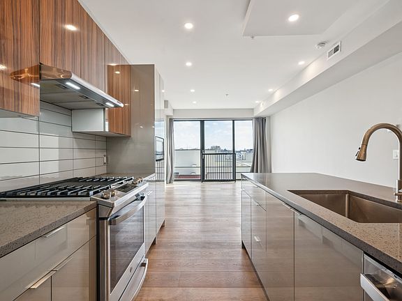 3rd image of 519 Poplar St #304