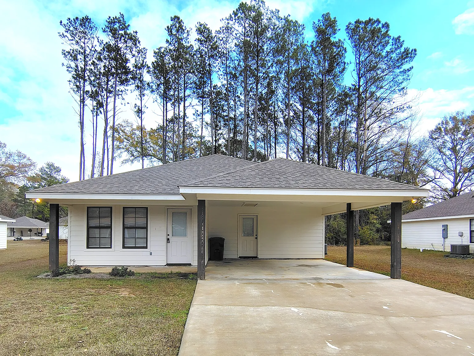 3 bed, 1400 sqft, $1,600 — Photo 1